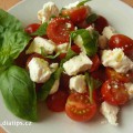 Salát s rajčaty, sýrem a bazalkou
