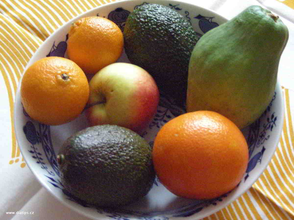 Avokádo a jiné ovoce v míse