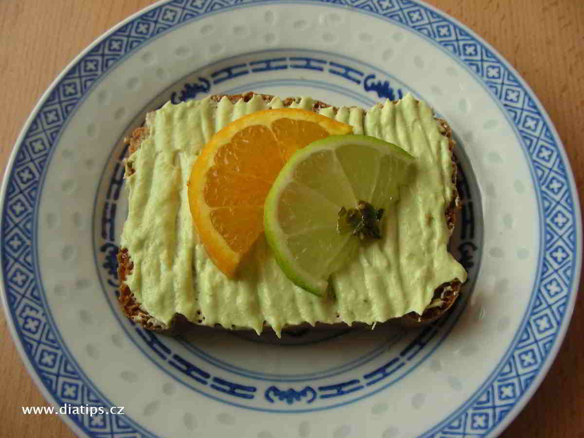 Pomazánka z avokáda namazaná na toastovém chlebu
