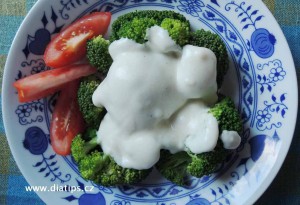 Brokolice vařená přelitá sýrovou omáčkou