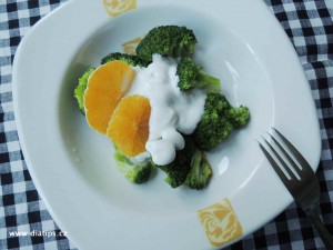Brokolicový salát s jogurtem ozdobený plátkem pomeranče