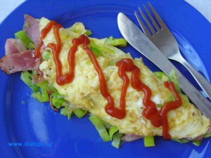 smotek vaječné omelety plněné šunkou a pórkem