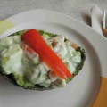 Avokádový salát v misce z avokáda