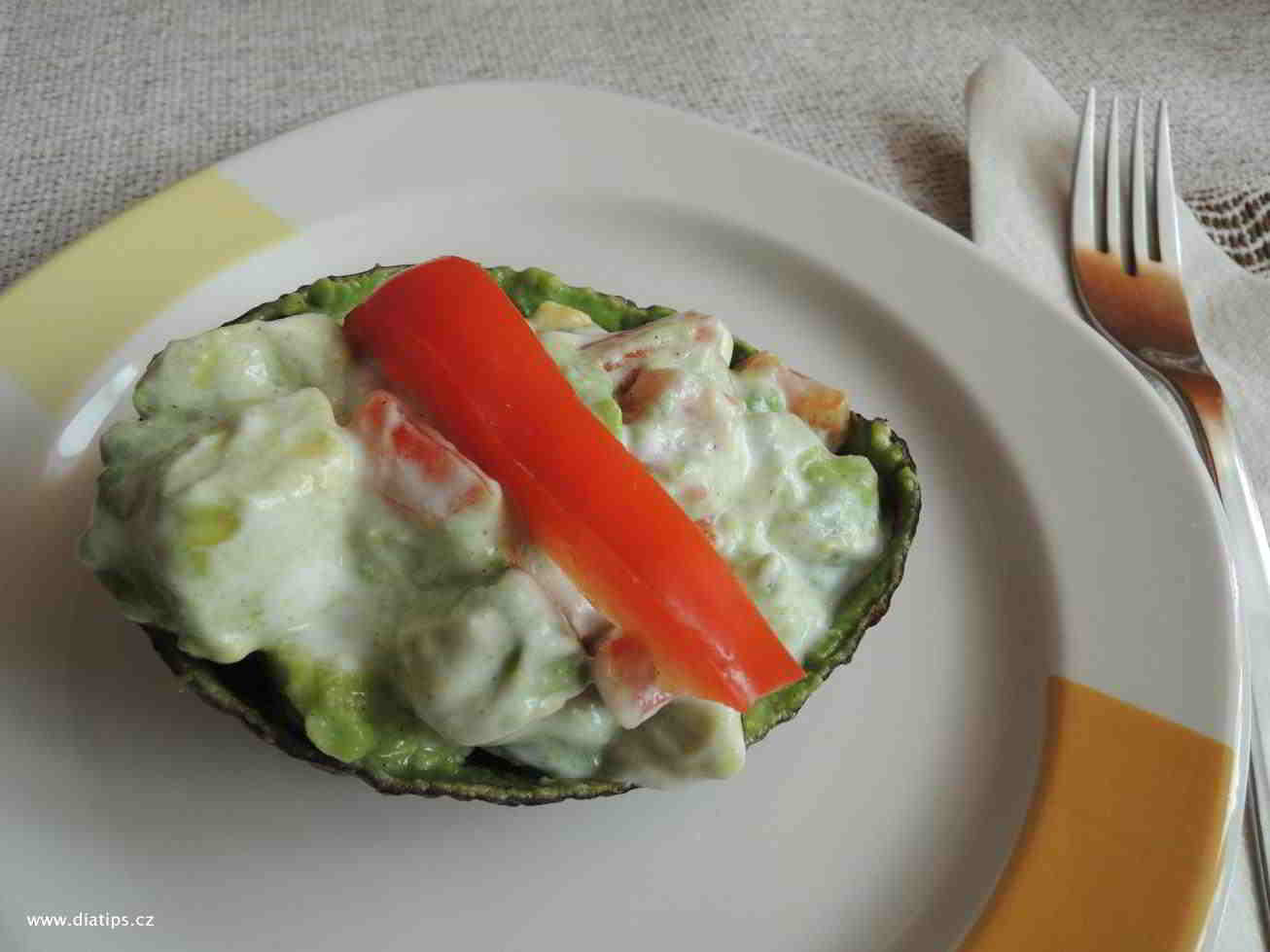 Avokádový salát v misce z avokáda