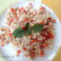 Rýžový salát s tuňákem na talíři