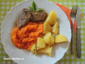 Dušená mrkev s masem a bramborem na talíři