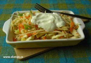 zdravý salát Coleslaw ze zelí a mrkve s jogurtem