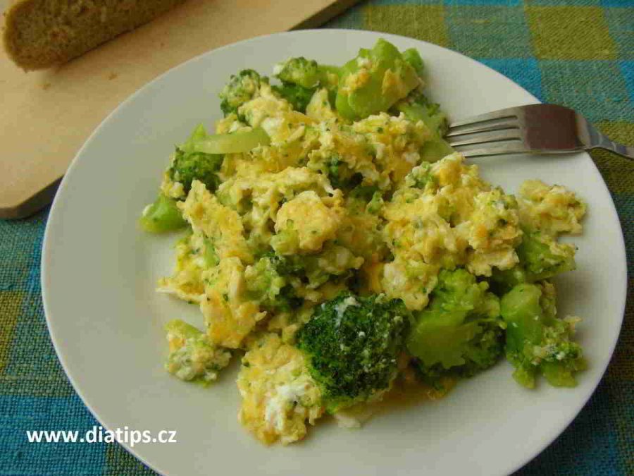 brokolice s vejci jako na mozeček na talíři