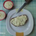 domácí sýr se žloutkem ve formičkách a na krajíci chleba