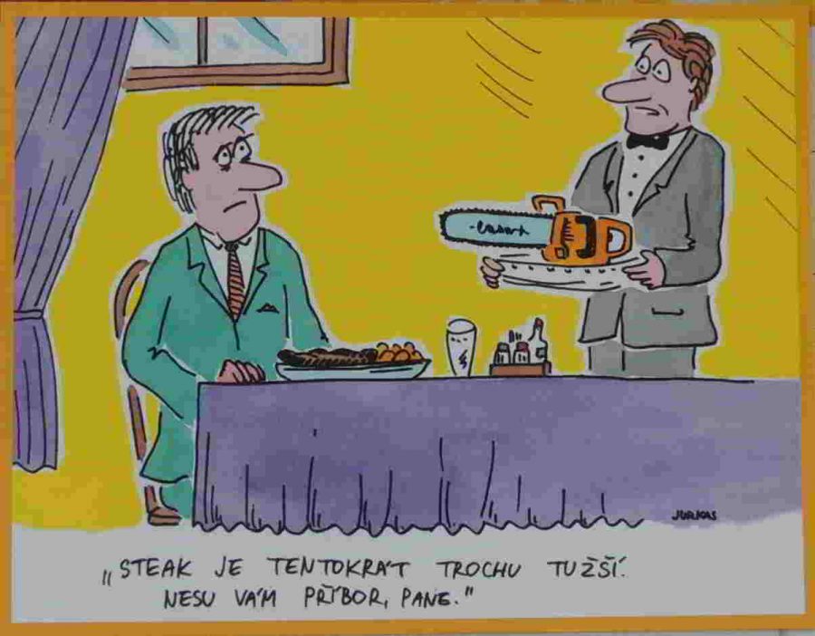 číšník nese hostovi ke stolu pilu na steak
