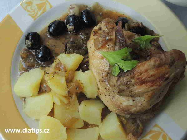 porce kuřete na talíři s bramborami
