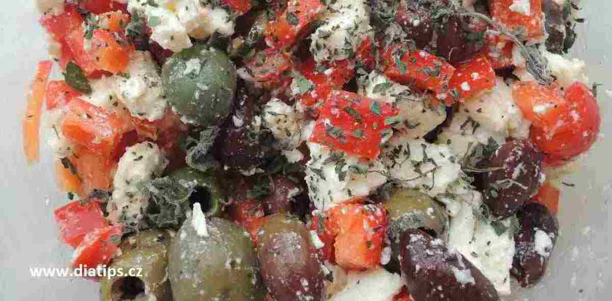 detail salátu z oliv