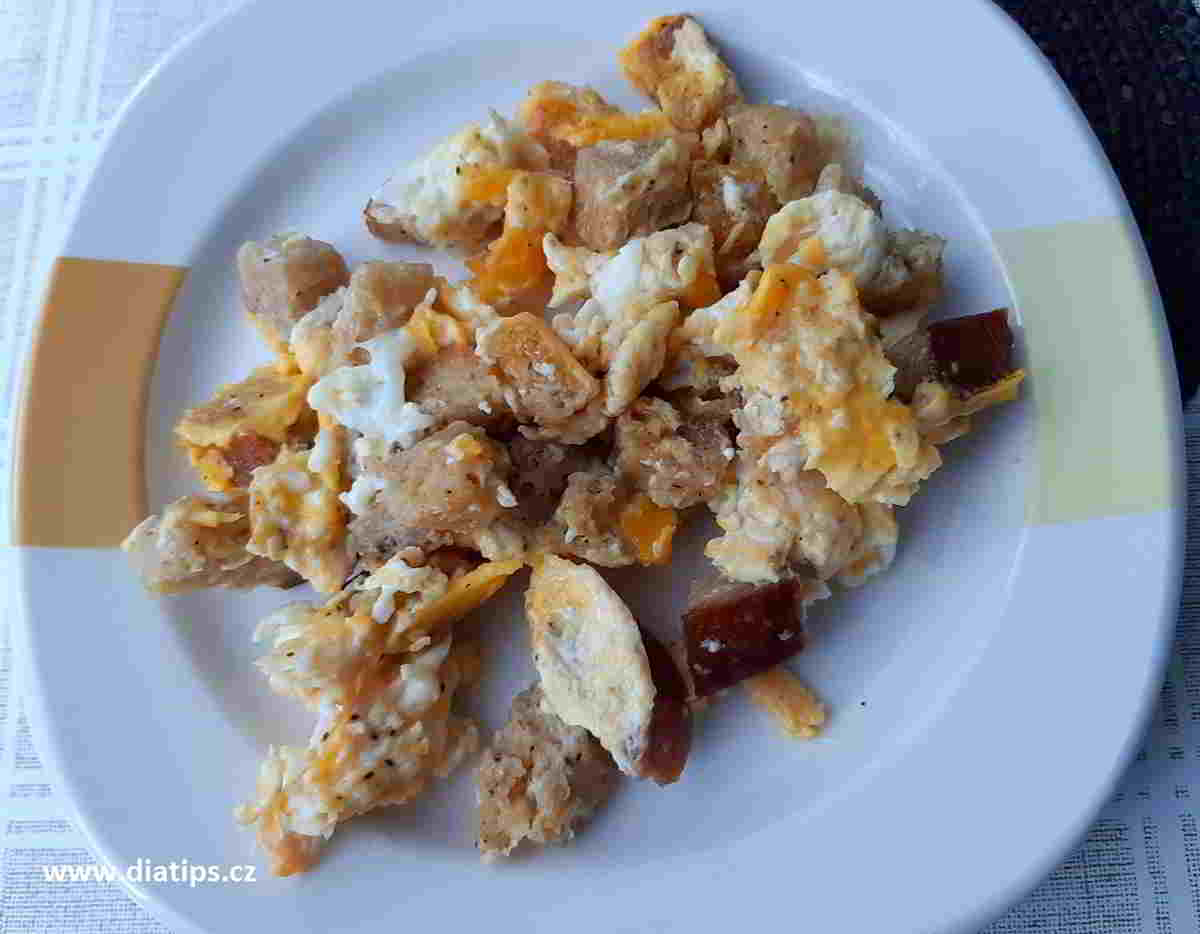 porce smažených vajec na talířku