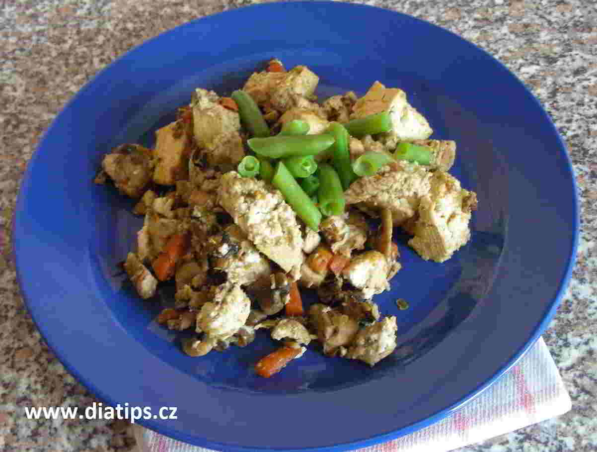 salát z tofu a kuřecího masa na talíři