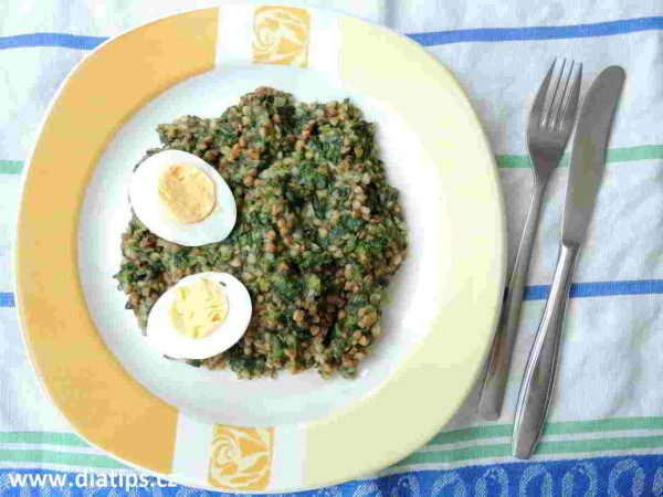 Na talíři pohanka se špenátem a vařeným vejcem
