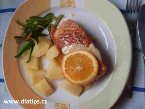 Na talíři losos na pomeranči s bramborovou přílohou