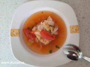 polévka z rybích filetů v talíři
