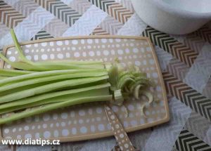 salát z řapíkatého celeru příprava